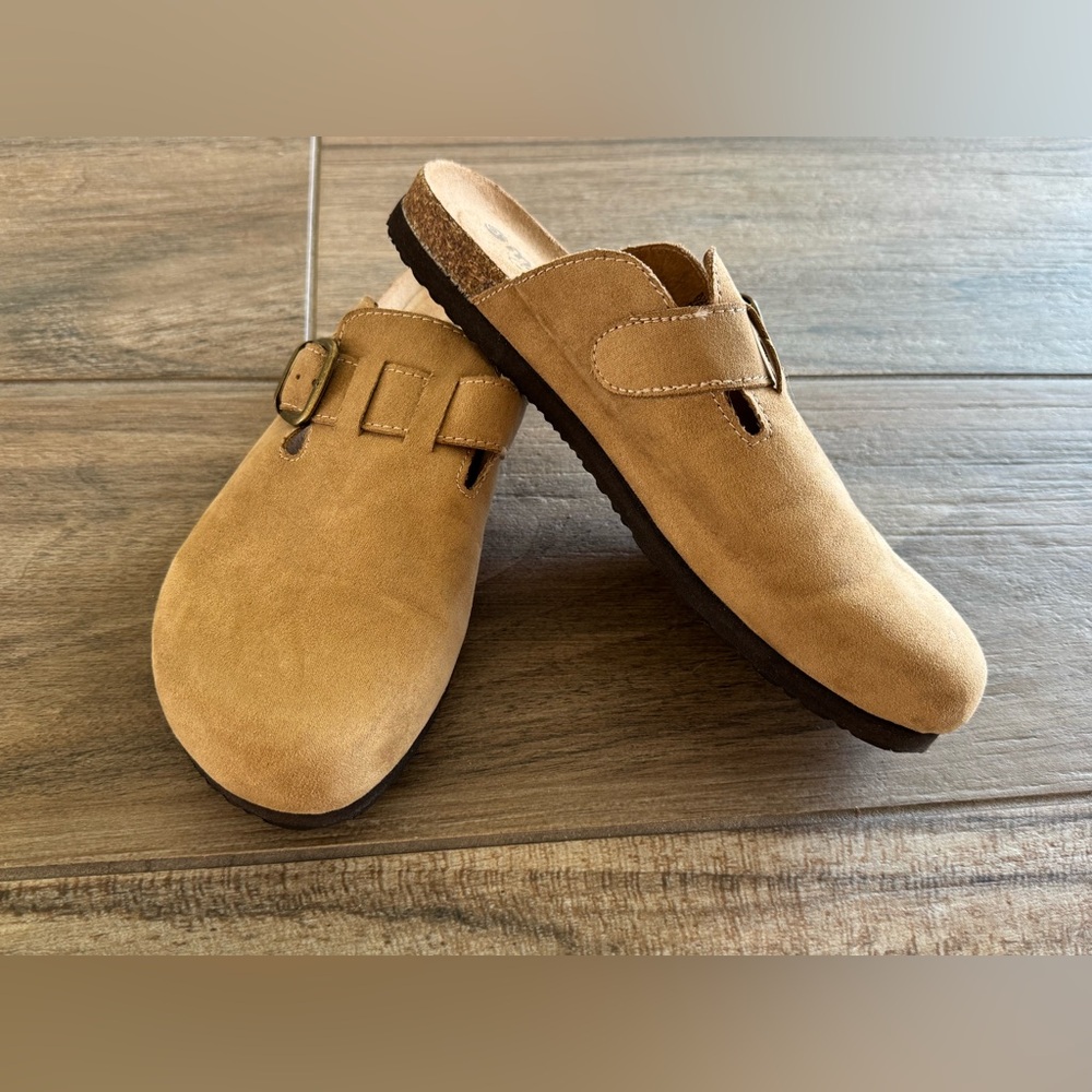 Makalu Women's Size 8.5 Women’s Tan Faux Suede Footbed Slip-On Shoes. Clogs